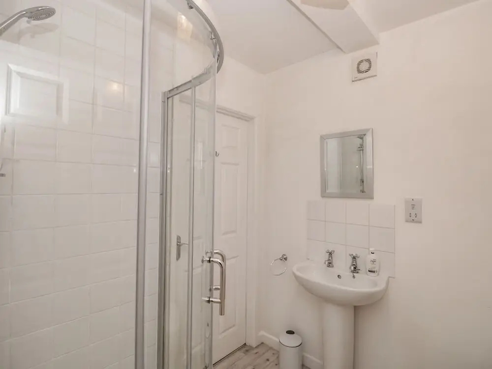 2 Lee Court