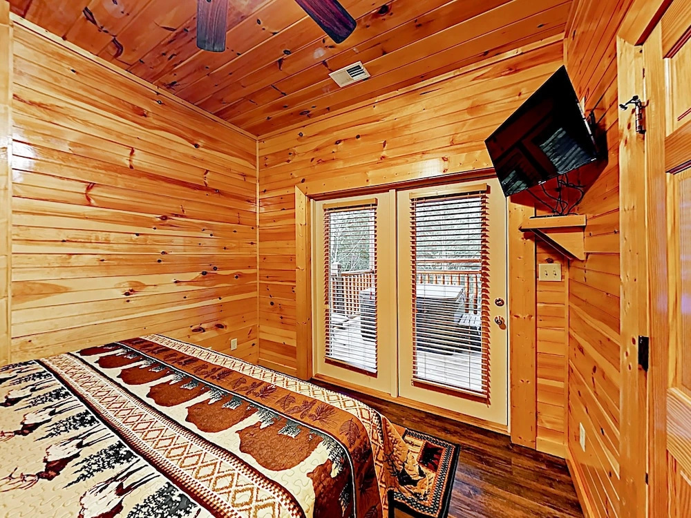 New Listing! 2 Luxe Mountain S, Sleeps 24! 7 Bedroom Cabin