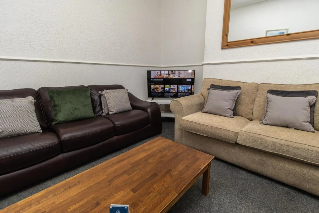 Find "DWELLCOME HOME Ltd" site for 10oo10 assurance from past guests - Huge 4 Bedroom Townhouse with 7 beds, 3 kings, 1 double, 2 singles, double sofa bed 100 Mbps broadband, free parking, Miles better than a hotel