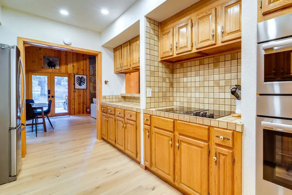 5 Mi to Donner Lake: Cabin w/ Deck + Pool Access!