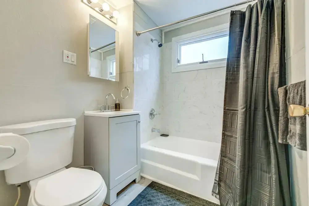6 Mi to Dtwn Attractions: Buffalo Apartment!