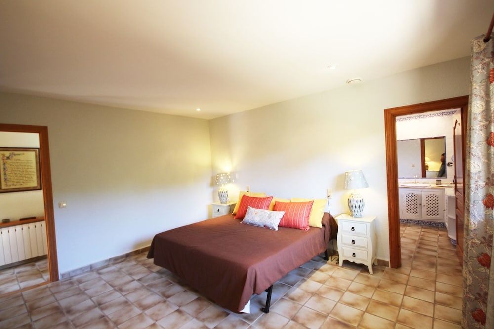 Private & Luxurious Villa With Pool - Lots of Space & Short Walk to the Sea