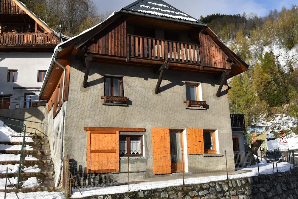 Chalet Dibona, cosy log fire evenings 200m from the slopes