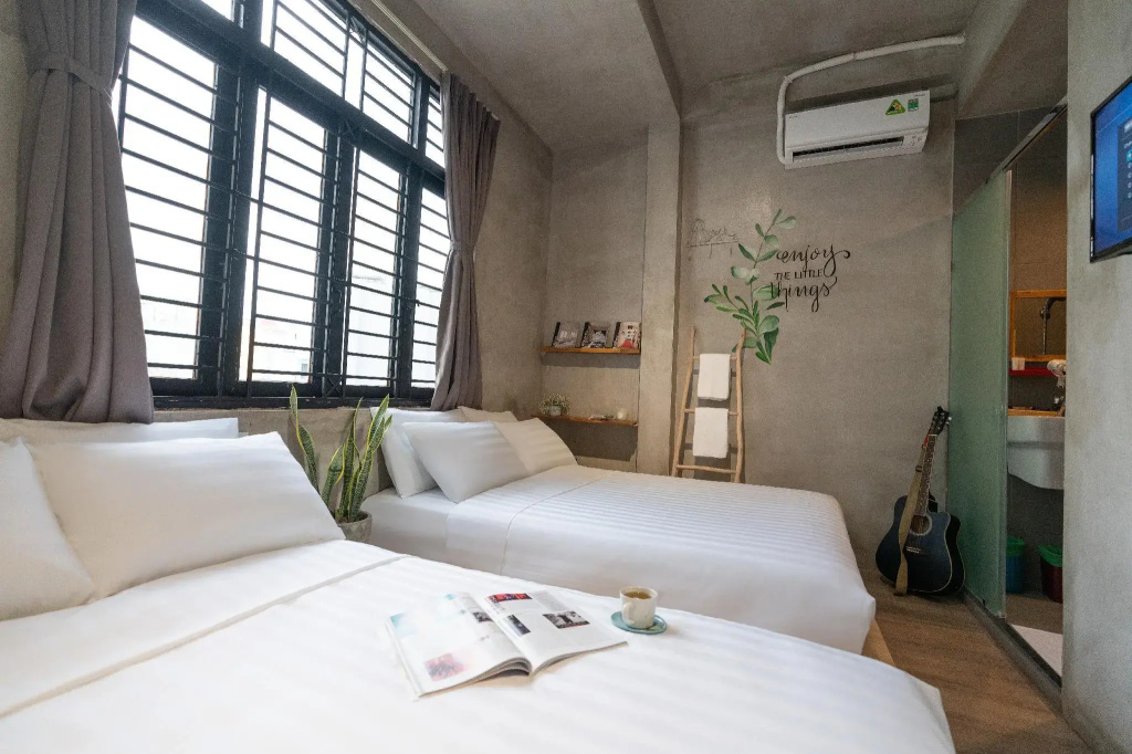 9 Hostel and Bar