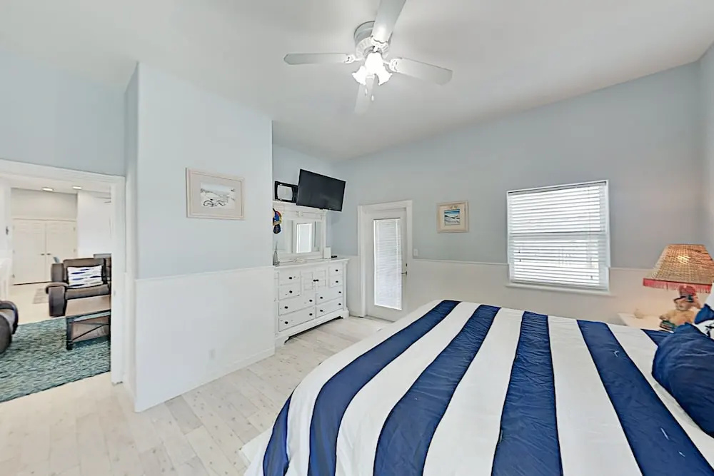 Great Home Located In A Wonderful Community In Royal Sands 5 Bedroom Home