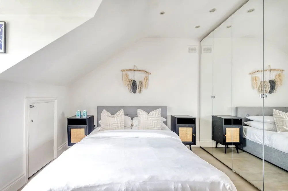 The Luxury Treehouse - One bed Little Venice - by Out of Office Lifestyle