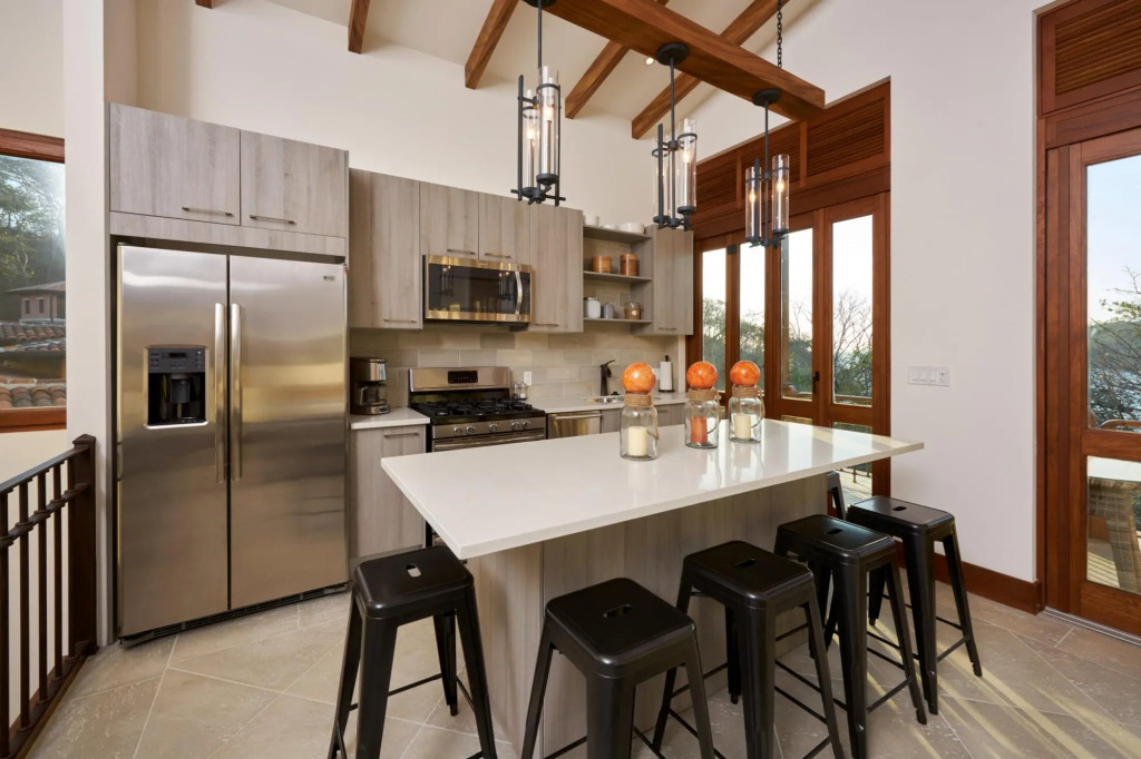 Oceanfront Sleeps 6 Full Kitchen BBQ Pool Balcony - Alouatta Guesthouse