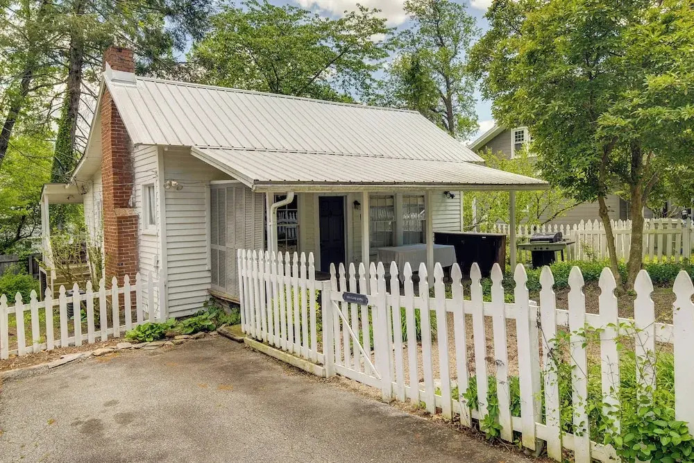 Charming Home Less Than 2 Mi to Downtown Hendersonville!
