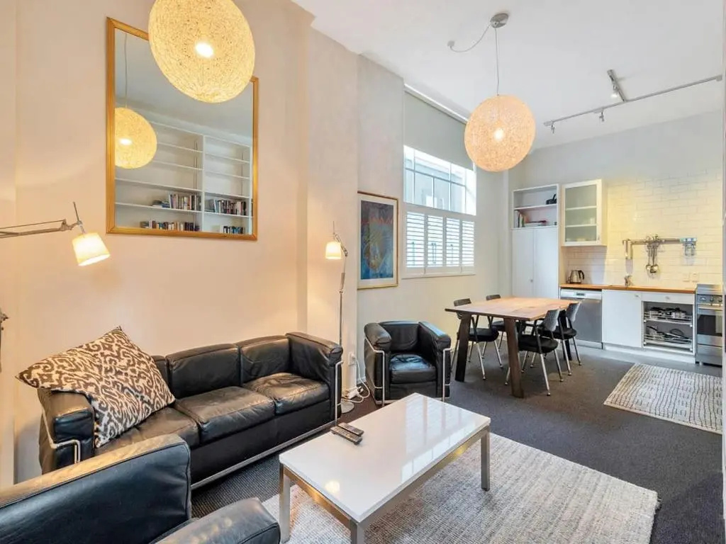 Charming Spacious Two Bedroom In Central Cbd