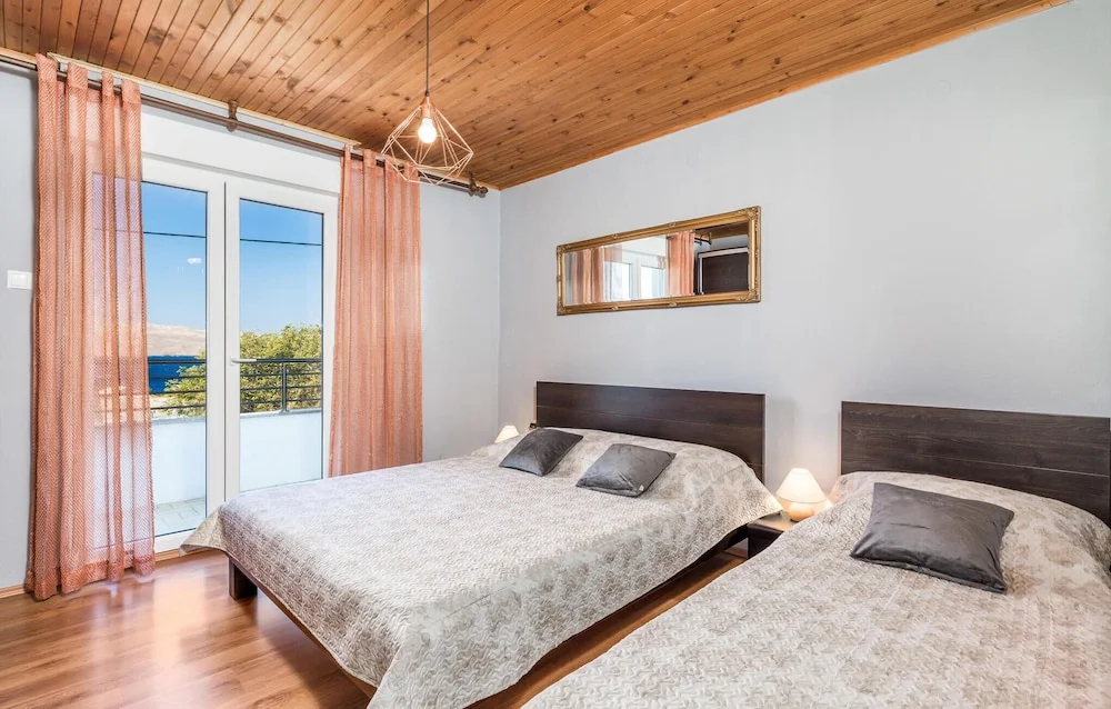 2 Bedroom Gorgeous Home In Karlobag