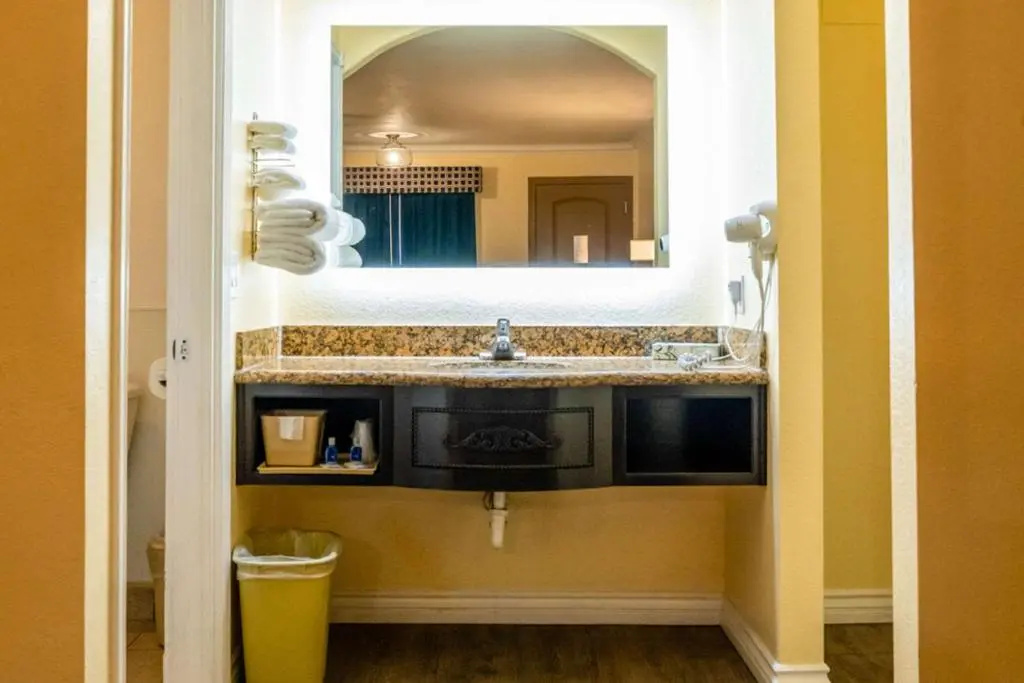 Rodeway Inn & Suites Colton-Riverside
