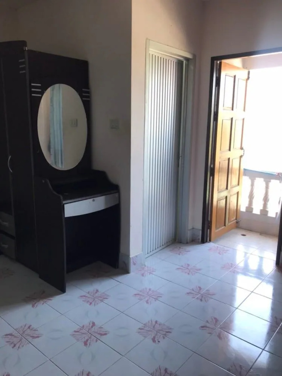 On Lee Apartment
