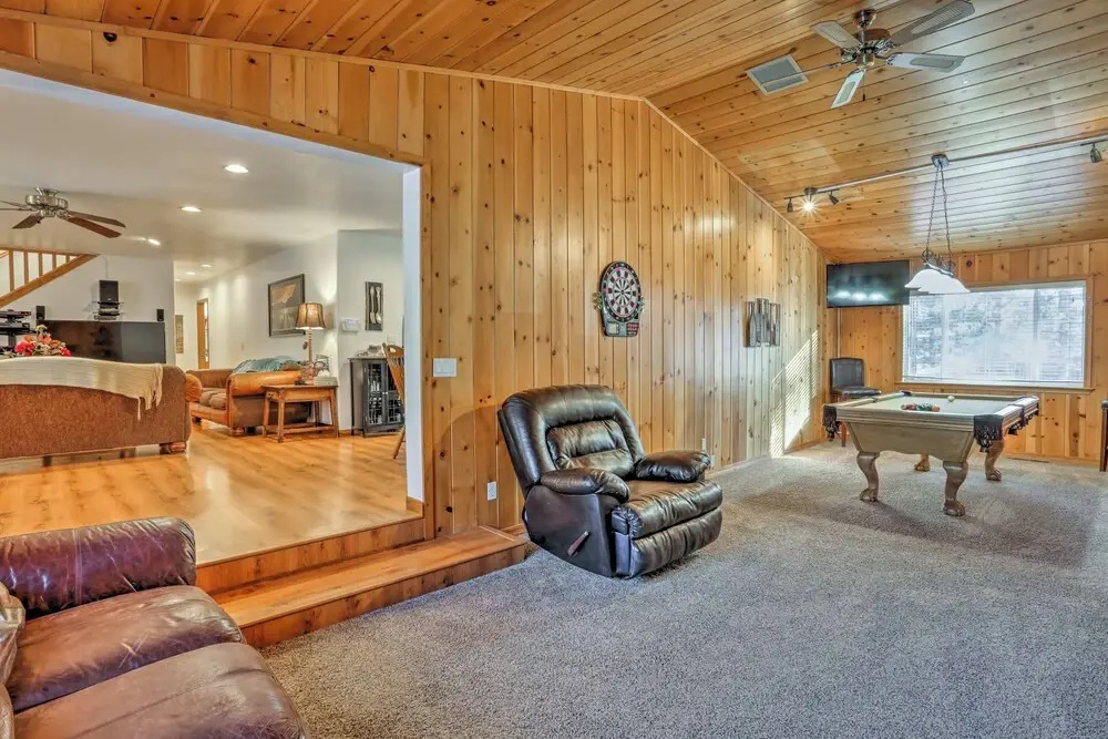 Game Room, Yard, Deck & Fireplace: Lakeside Home
