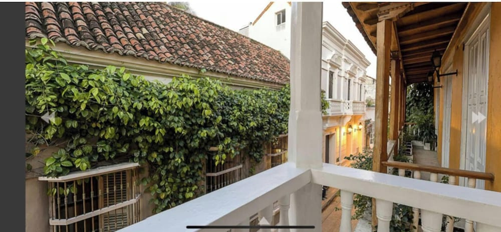 Luxury Large Apartment With Colonial Balcony