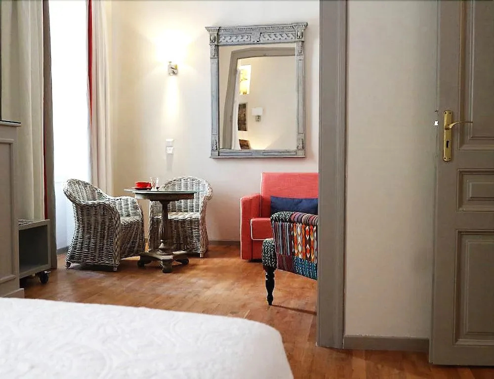Acropolis TownHouseCo Suites