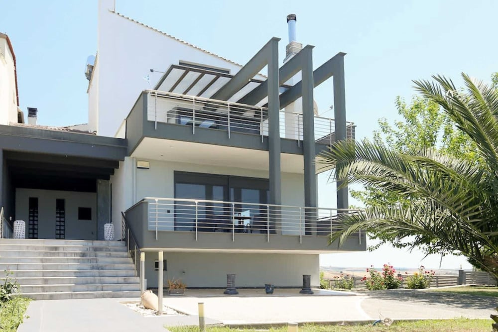 Villa Erytha - Serene Retreat With Views Garden