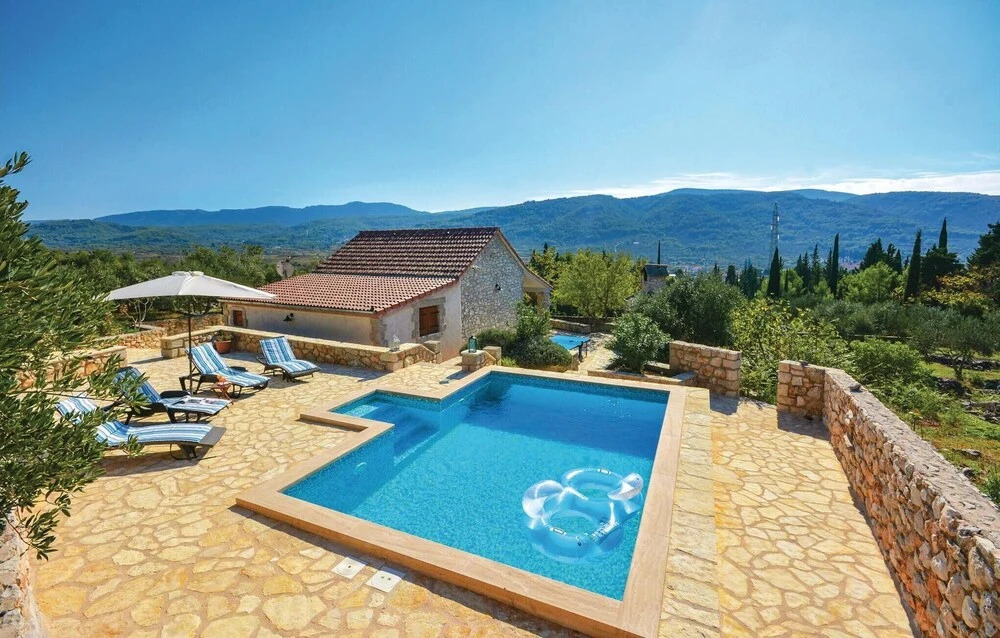 2 Bedroom Nice Home In Stari Grad