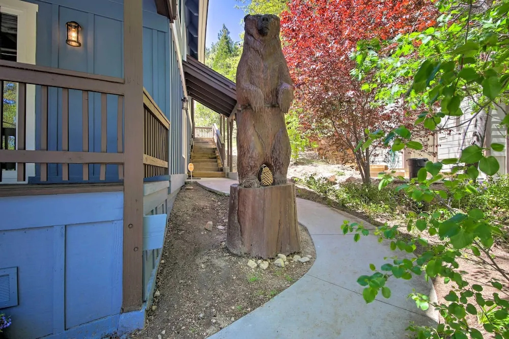 Bikes + Game Room: Lovely Lake Arrowhead Home!