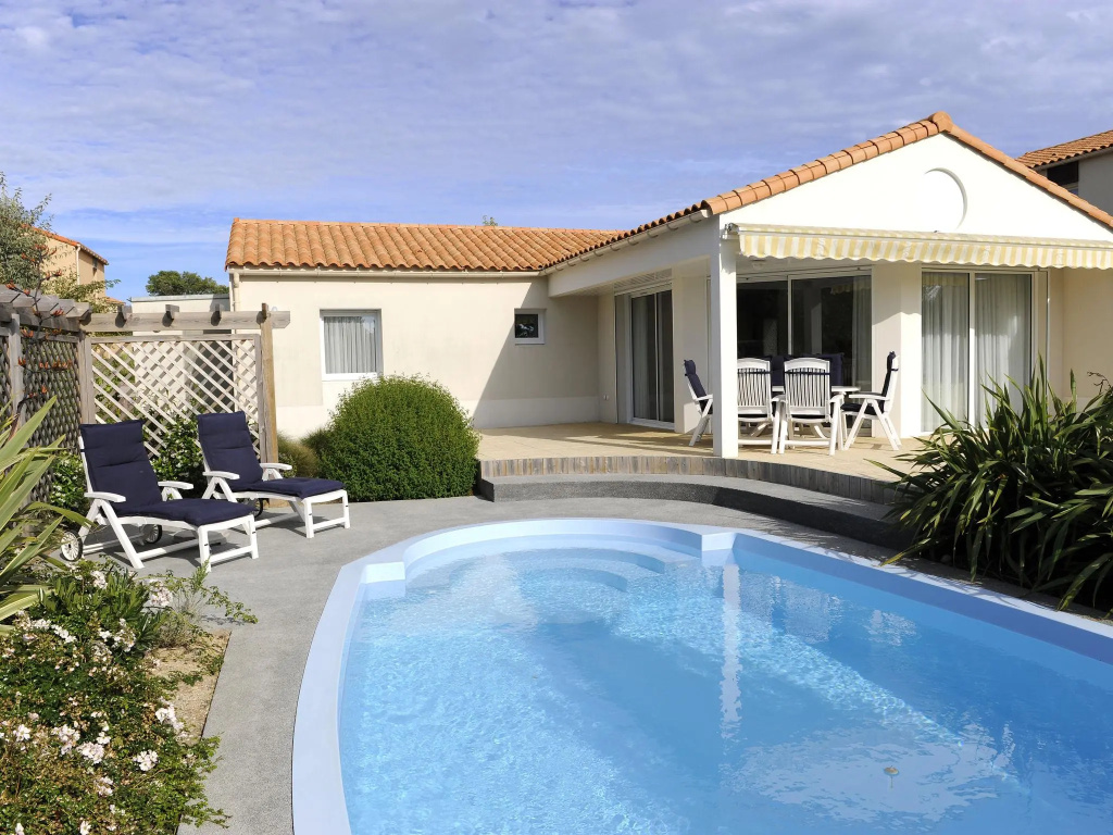 Luxurious villa with dishwasher, only 800 m. from the sea
