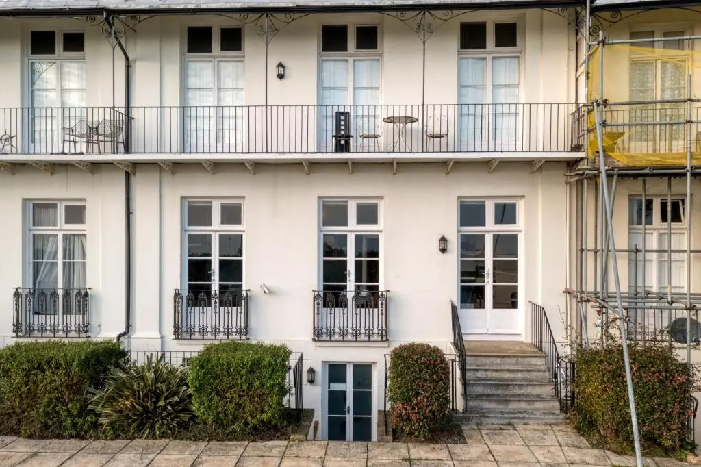 The Regency - Sea views and a modern art deco style interior