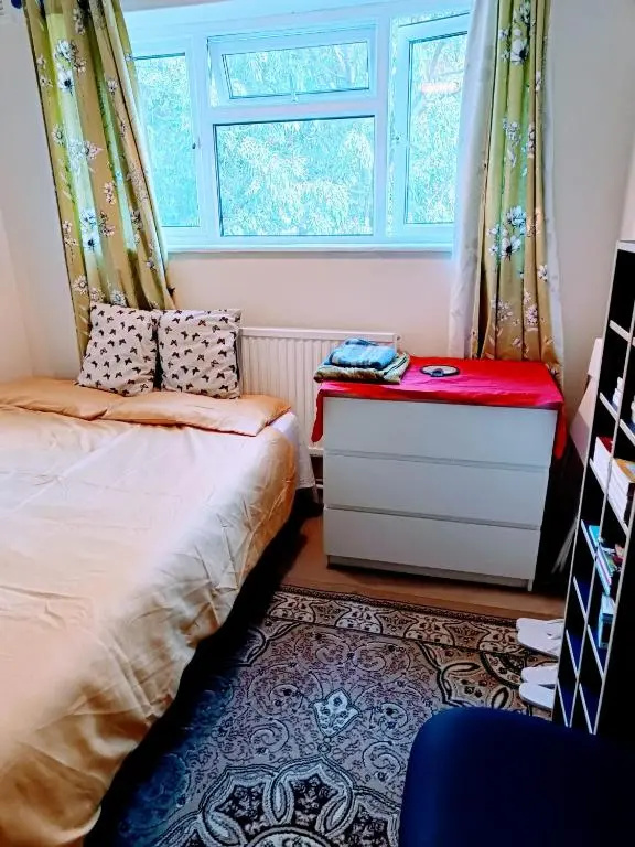 London Double Room with free parking and wifi
