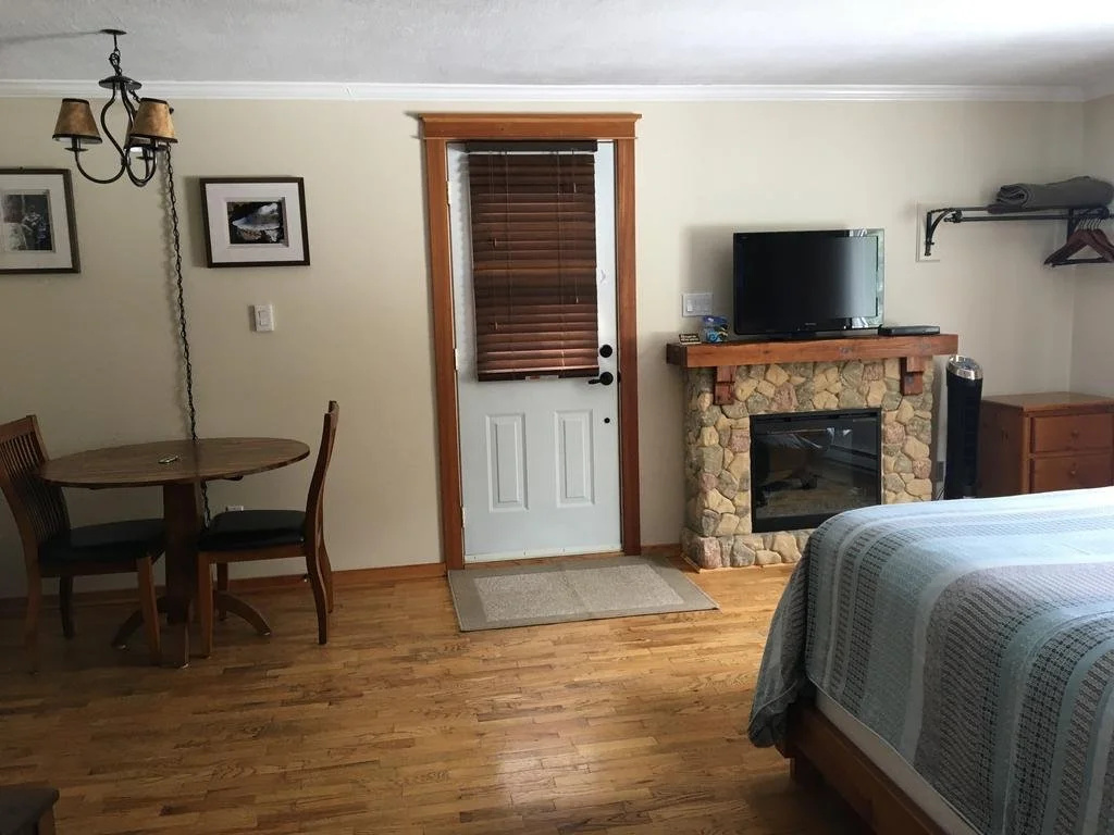 Canadian Rockies Inn - Adults only