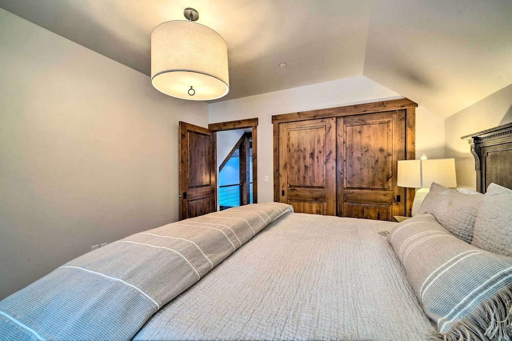 Custom Ski-in/out Chalet With Hot Tub & Wet Bars!