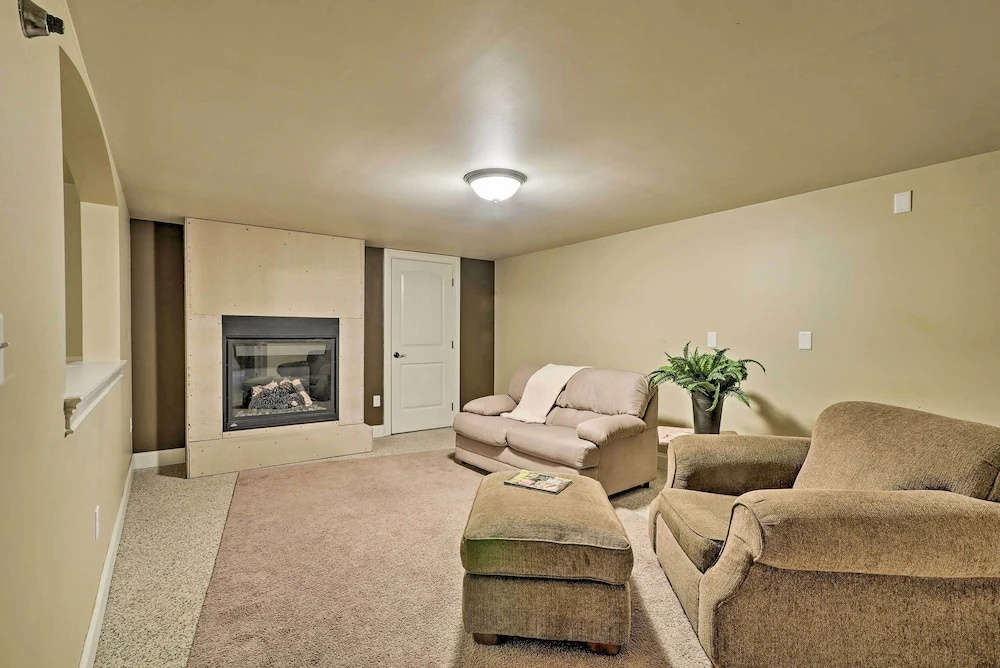Family Home w/ Wifi, 14 Mi to Dutch Wonderland!