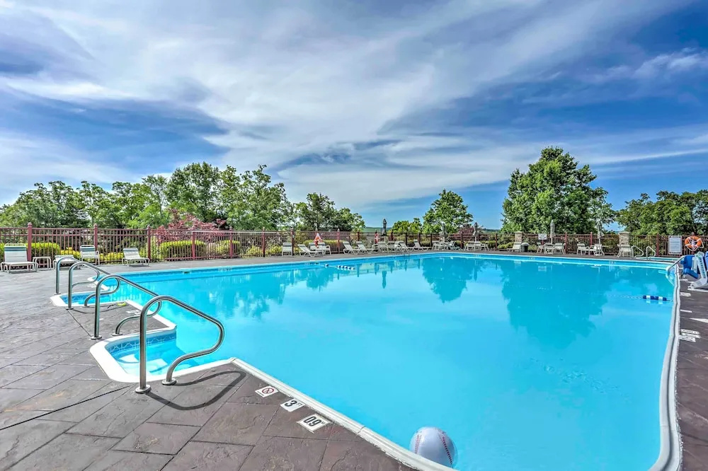 Branson Condo on Golf Course w/ Pool Access!