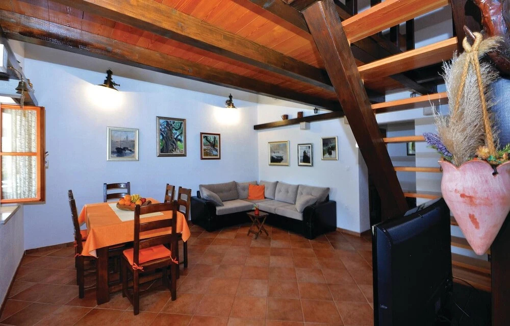 2 Bedroom Nice Home In Stari Grad