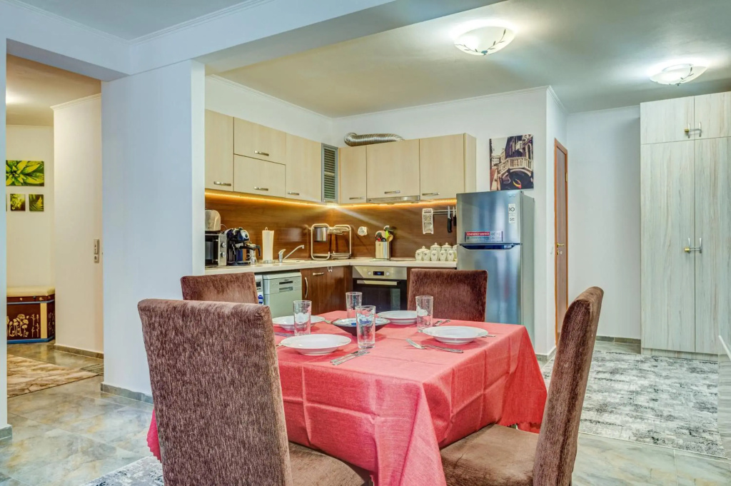 Bright and Spacious 2-BDR Apartment with Balcony