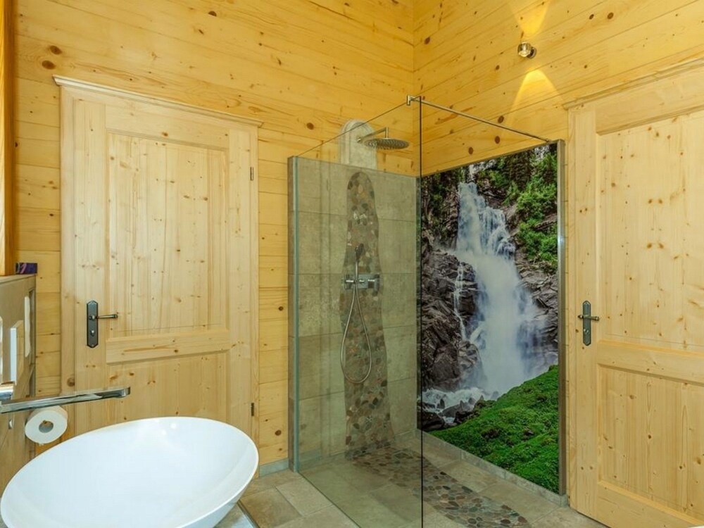 Chalet unter weissblauem Himmel