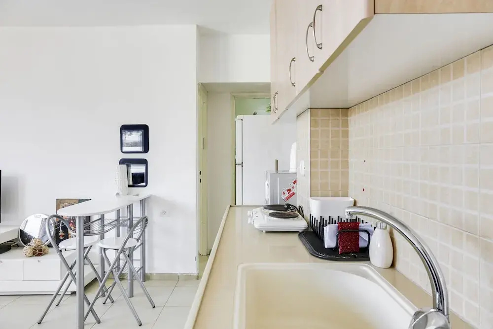 Central Apartment by Rothschild & Market