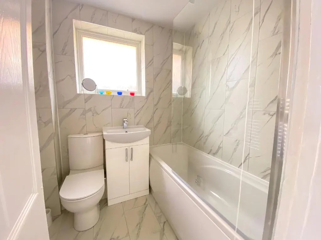 OnSiteStays - Ideal Long Term Retreat, 2-Br House with Conservatory, Parking & Wi-Fi