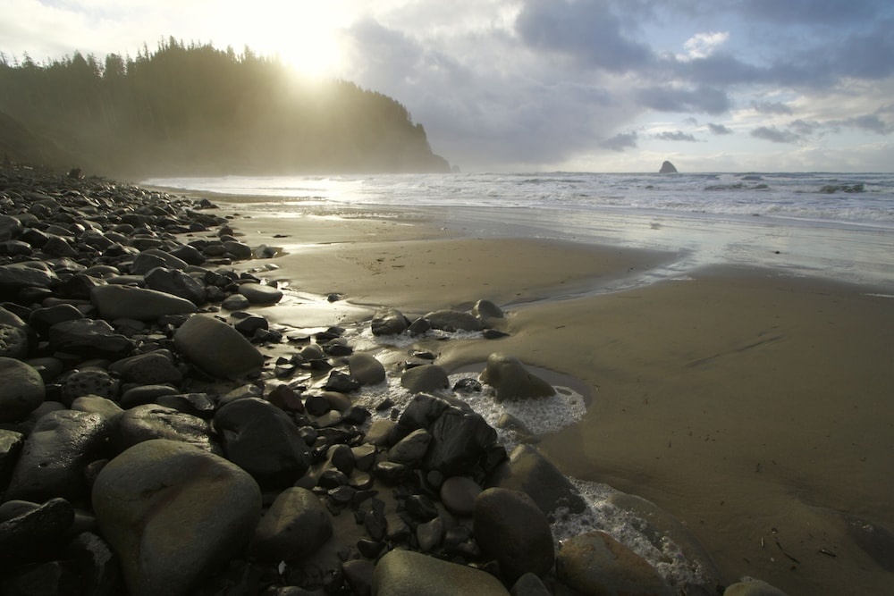 Stunning Coastal Getaway W/ Firepit, Walk To Beach 3 Bedroom Home