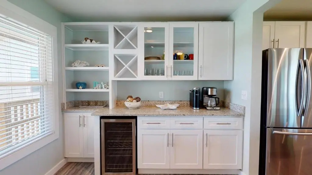 AH-C210 Newly remodeled 2nd Floor Condo, Close to Marina and Ferry
