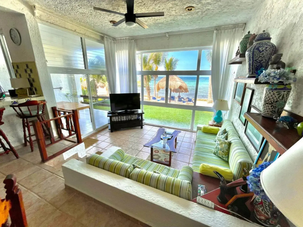 Bttm floor beachfront condo in Half Moon Bay Akumal