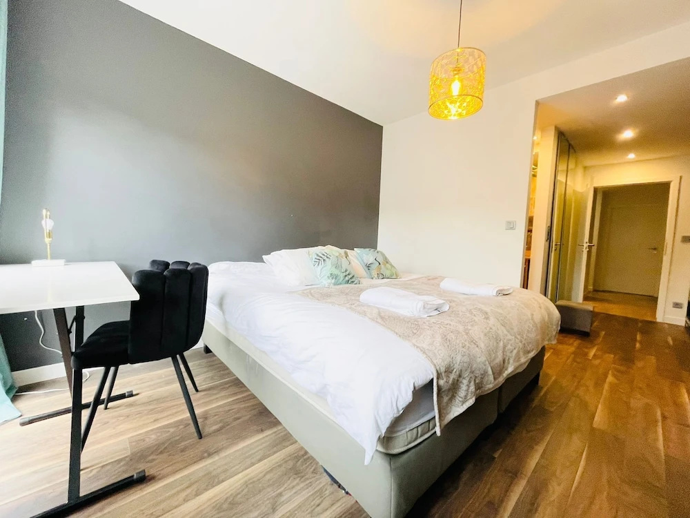 Luxury 2 bedrooms with Parking&Balcony