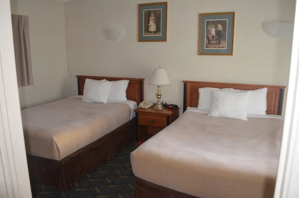 Travelodge by Wyndham Niagara Falls At the Falls
