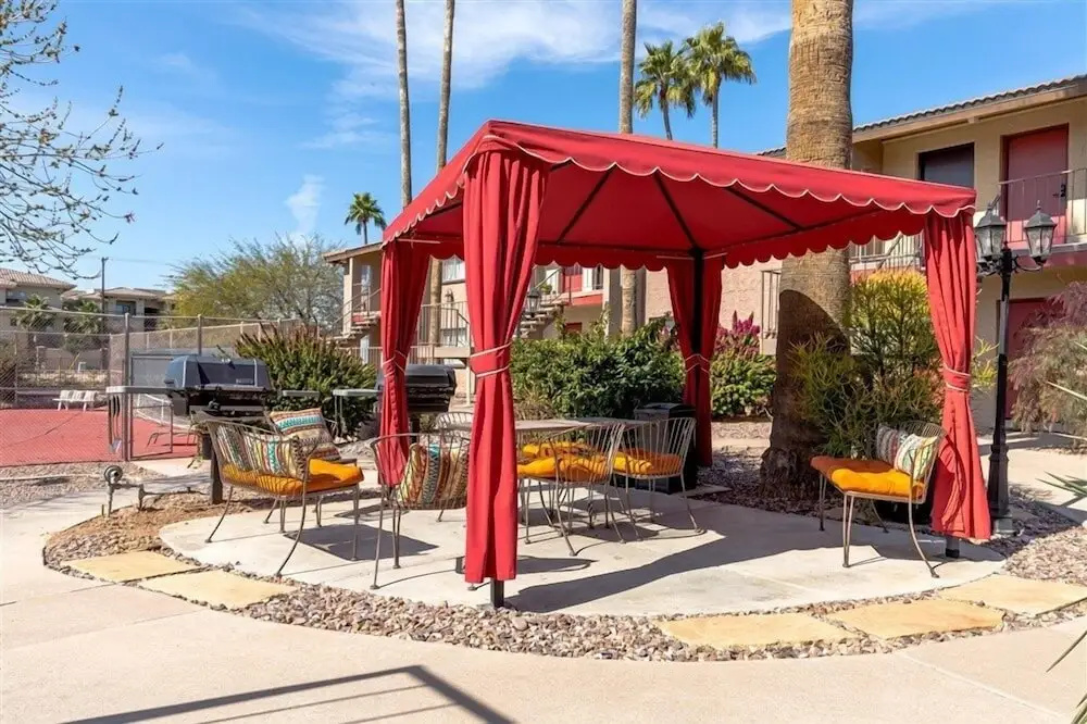 208 Fully Furnished 1BR Suite-Prime Location! by RedAwning