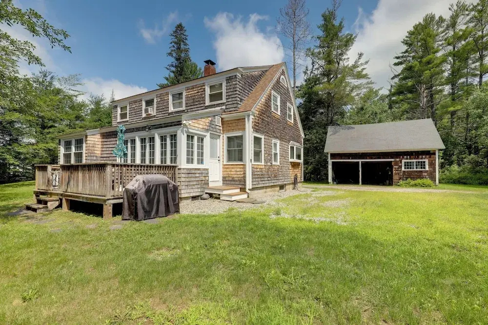 Franconia Escape on Half Acre w/ Fire Pit & Deck!