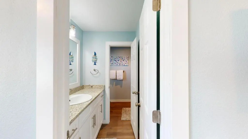 AH-H229 Newly Remodeled Second Floor Condo, Overlooking PoolHot Tub