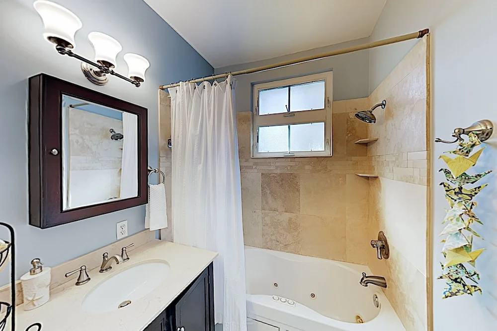 New Listing! the Sea Turtle Inn Uptown Gem 2 Bedroom Home