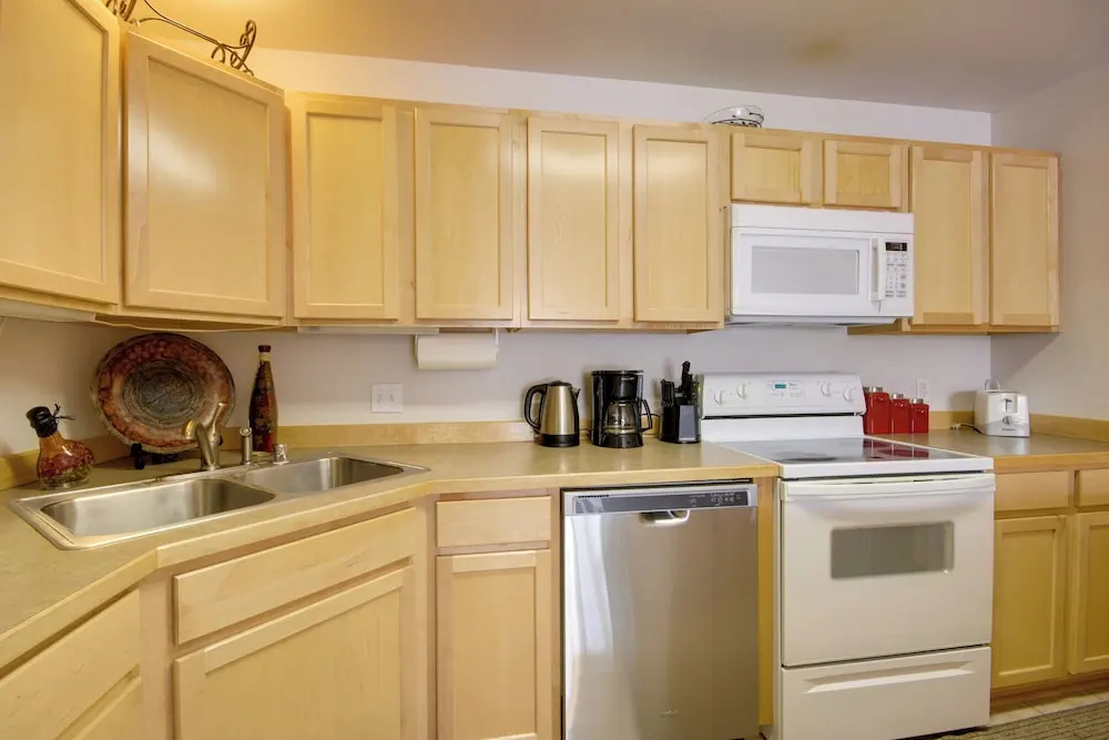 Condo in Cedar Creek w/ Shuttle to Big Sky Resort!