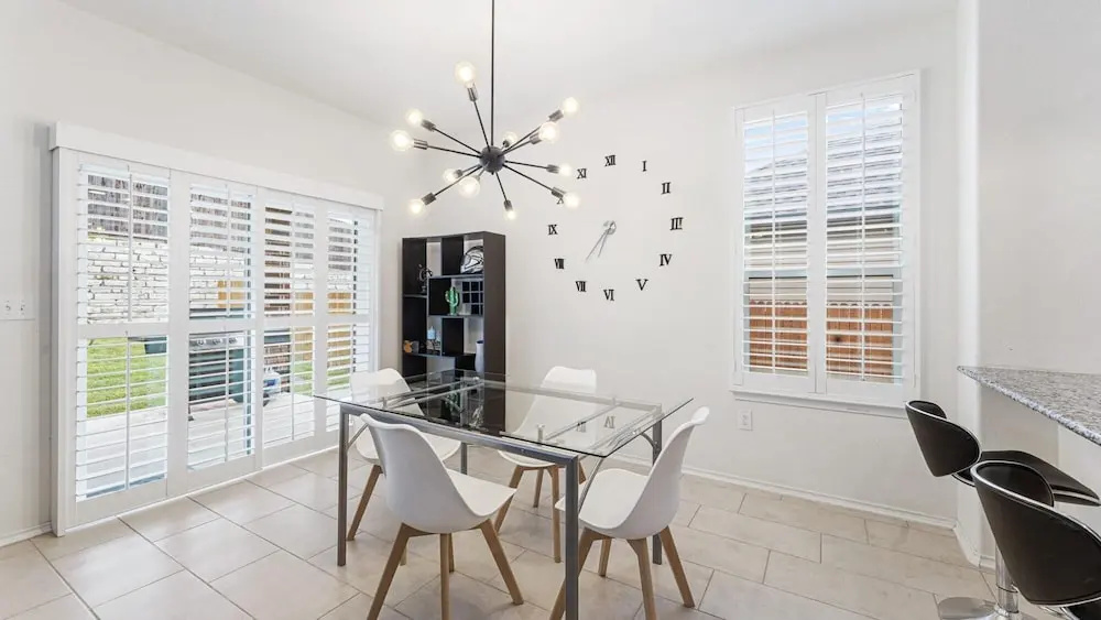 Cozy 4BR House Close to Cota DT w Fast Wifi