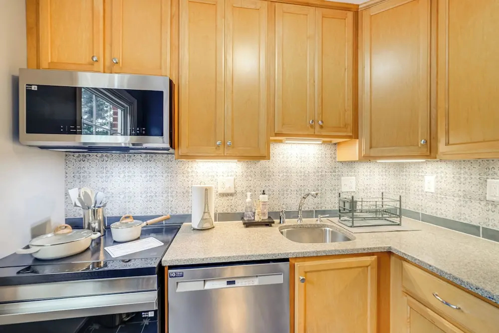 1 Mi to Old Town Alexandria: Townhome w/ Patio