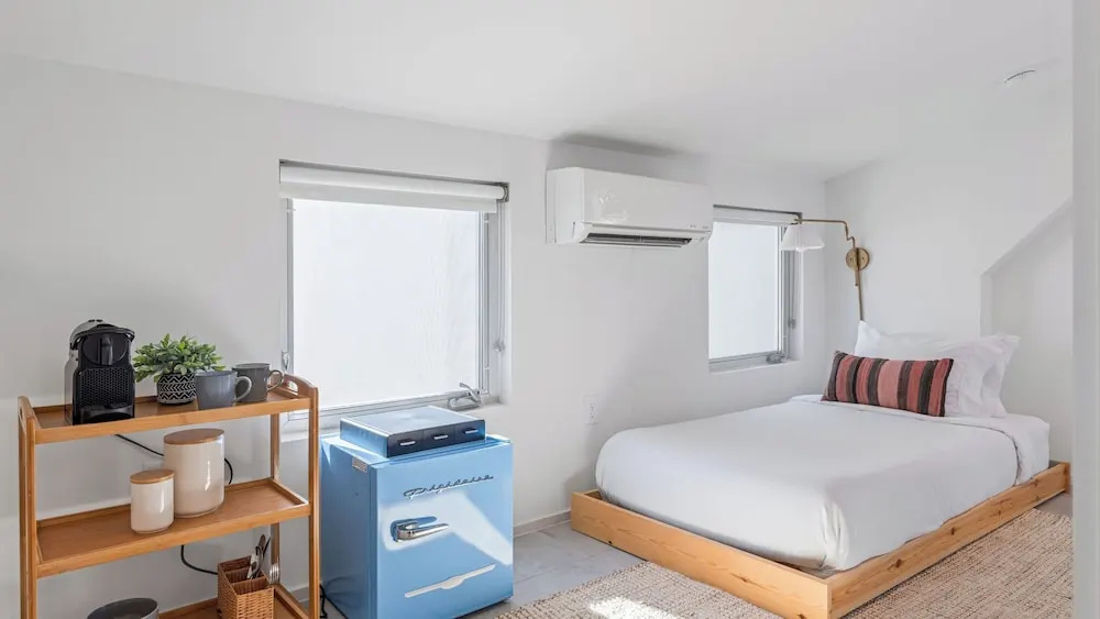 Sleeps 32, Private Compound w/ Putting Green Bouldin Collective by Avantstay