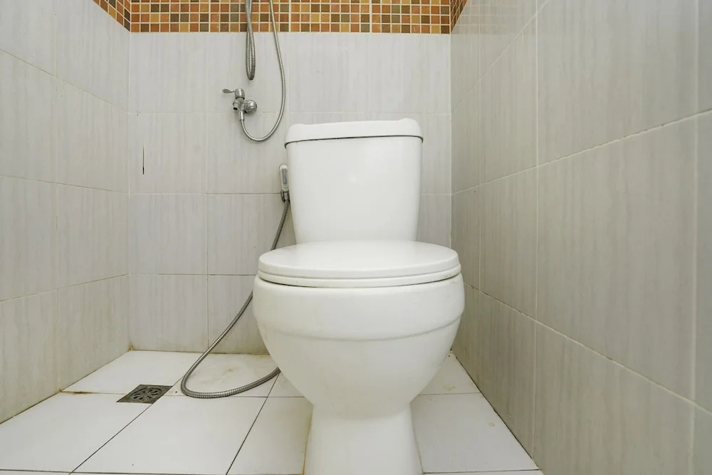 Oyo Life 2573 Griyo Kost Putra 205
