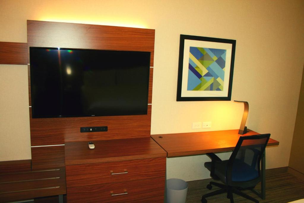 Holiday Inn Express Hotel & Suites Marina by IHG