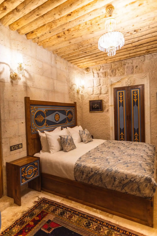 Solo Cave Suites